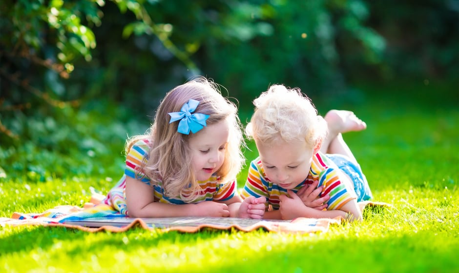 Enfants allongés sur le gazon