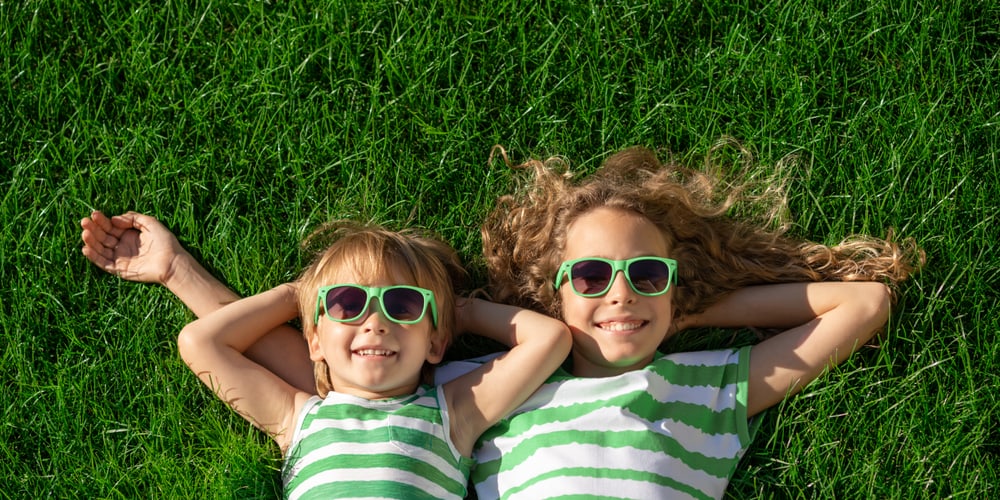 Kinder mit Sonnenbrille