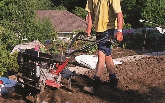 Préparation du sol avec une fraise